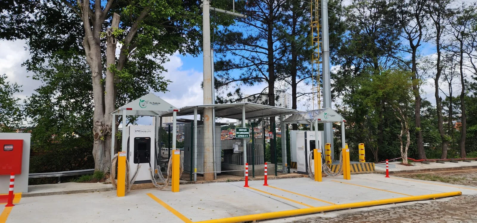 Subestação de carregadores elétricos instalada pela 5K Engenharia para frota de ônibus